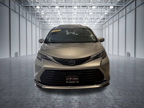 Used 2022 Toyota Sienna XLE FWD image 3