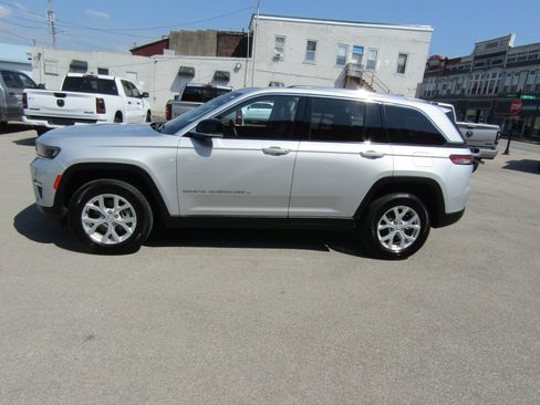 Used 2023 Jeep Grand Cherokee Limited AWD/4WD image 6