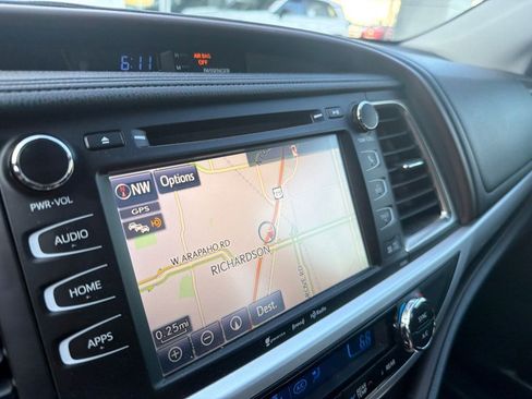 Used 2019 Toyota Highlander XLE FWD image 11