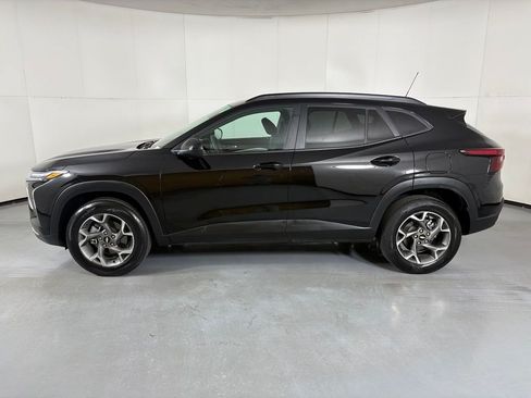 Used 2025 Chevrolet Trax LT FWD image 5