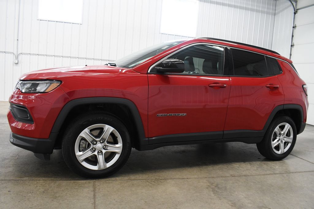 Used 2024 Jeep Compass Latitude AWD/4WD image 2