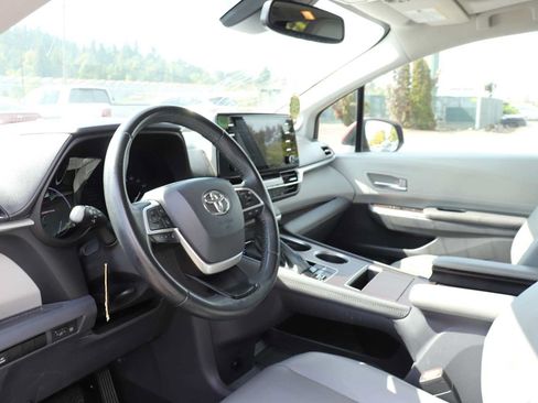 Used 2022 Toyota Sienna XLE w/ XLE Plus Package AWD/4WD image 10