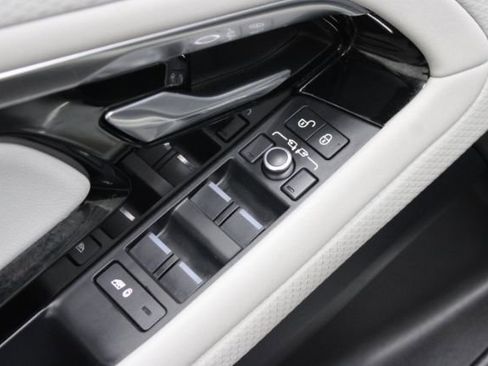 Used 2020 Land Rover Range Rover Evoque S image 9