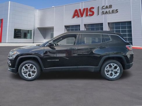 Used 2025 Jeep Compass Latitude w/ Sun & Sound Group AWD/4WD image 11