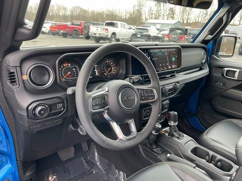 Used 2025 Jeep Wrangler Unlimited Sahara w/ Dual Top Group AWD/4WD image 11