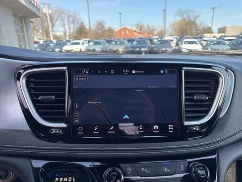 Used 2025 Chrysler Pacifica Limited FWD image 16