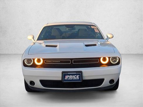 Used 2022 Dodge Challenger SXT image 2