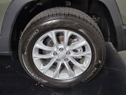 Used 2021 Jeep Cherokee Latitude FWD image 11