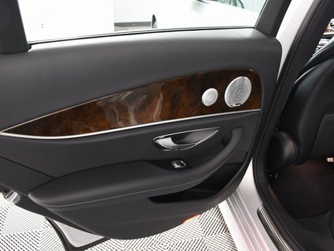 Used 2019 Mercedes-Benz E 300 4MATIC image 25