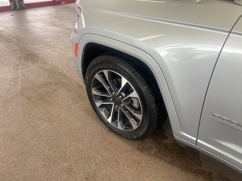 Certified 2022 Jeep Grand Cherokee Overland image 10