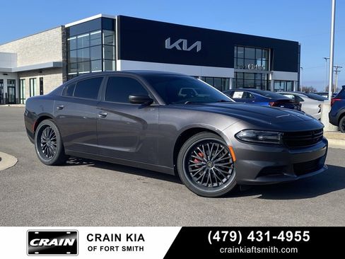 Used 2020 Dodge Charger SXT image 1