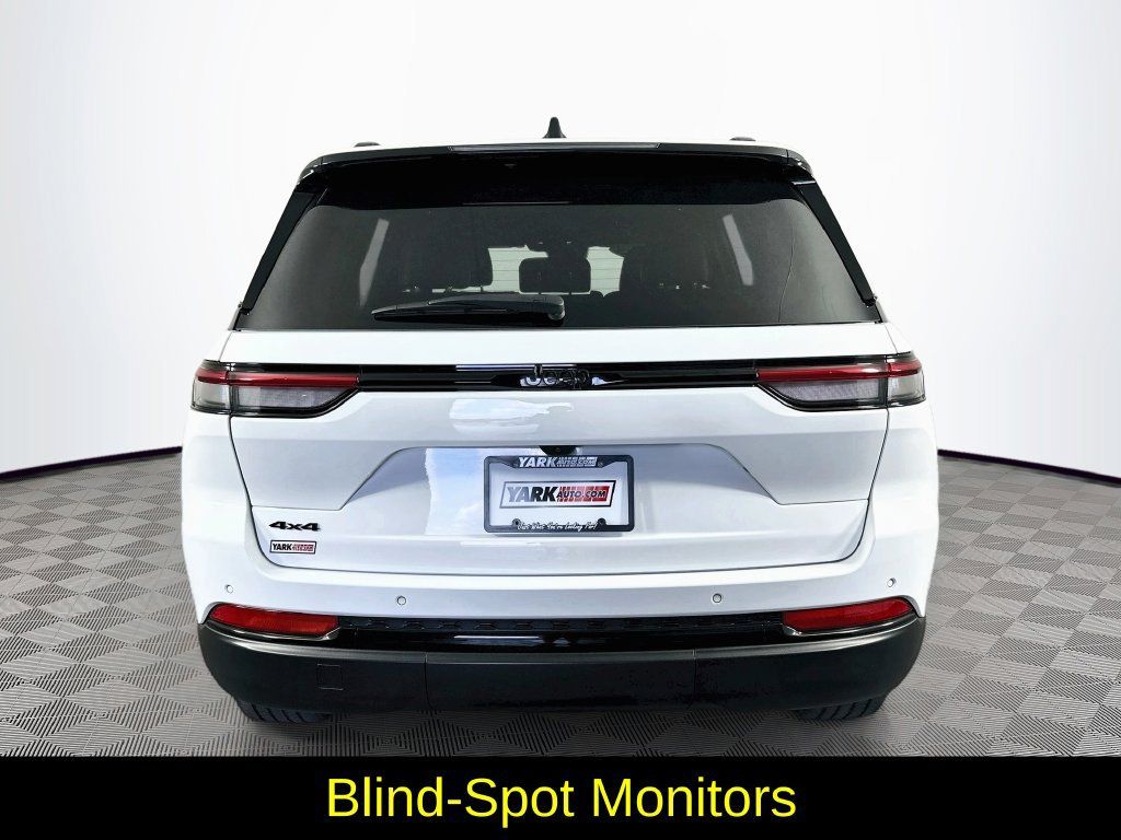 Used 2023 Jeep Grand Cherokee Altitude AWD/4WD image 9