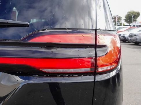 Used 2024 Chrysler Pacifica Select image 6