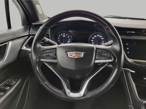 Used 2022 Cadillac XT6 Premium Luxury w/ Technology Package AWD/4WD image 3