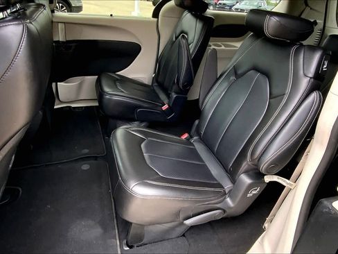 Used 2023 Chrysler Pacifica Touring-L FWD image 21