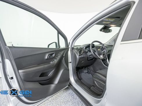 Used 2019 Chevrolet Trax LT w/ LT Convenience Package FWD image 9