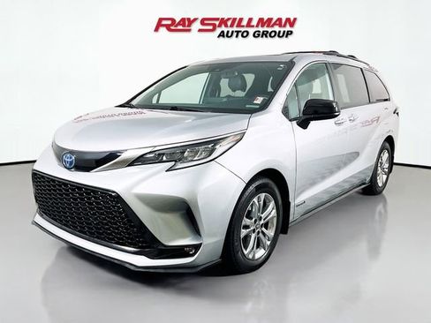Used 2021 Toyota Sienna XSE image 3