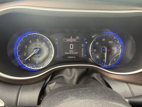 Used 2018 Chrysler Pacifica Touring Plus w/ Tire & Wheel Group FWD image 25