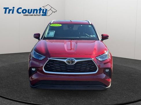 Used 2023 Toyota Highlander XLE image 2