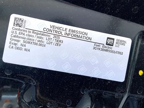 Used 2025 Cadillac Optiq Luxury 1 image 30