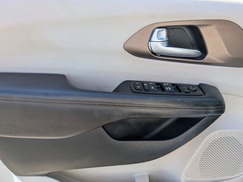 Used 2017 Chrysler Pacifica Touring-L FWD image 11