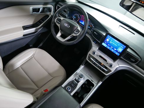 Used 2023 Ford Explorer XLT w/ Equipment Group 202A image 9