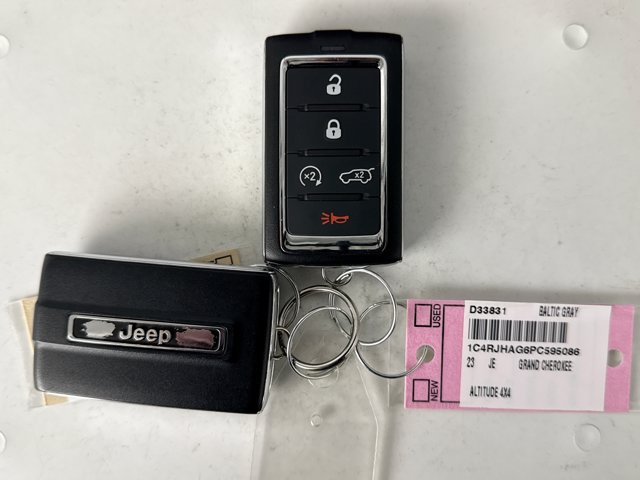 Used 2023 Jeep Grand Cherokee Altitude AWD/4WD image 11