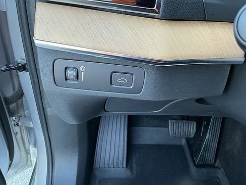 Used 2022 Volvo XC90 T6 Momentum w/ Advanced Package image 24