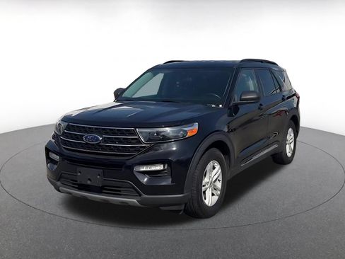 Used 2024 Ford Explorer XLT w/ Equipment Group 202A RWD image 4