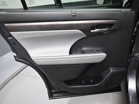 Used 2022 Toyota Highlander Limited image 31