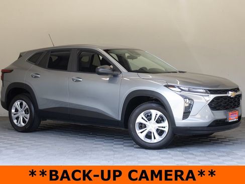 Used 2024 Chevrolet Trax LS w/ Driver Confidence Package FWD image 3