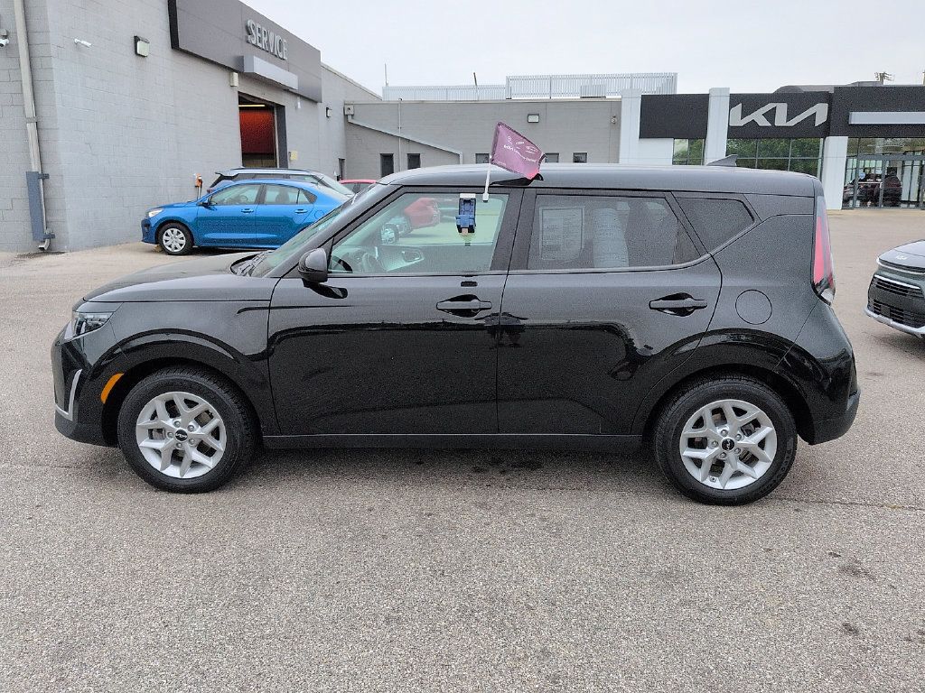 Used 2024 Kia Soul LX w/ Option Group 015 FWD image 4