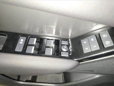 New 2026 Land Rover Range Rover Velar S image 28