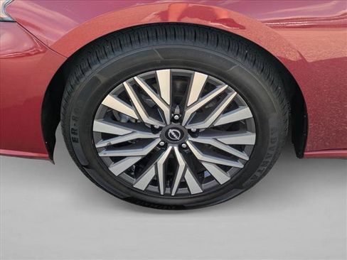 Used 2024 Nissan Altima 2.5 SV FWD image 21