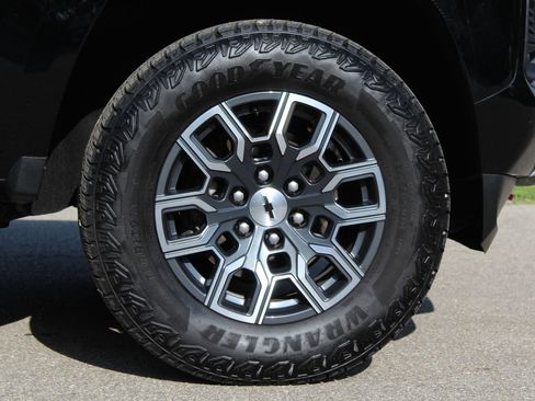 Used 2025 Chevrolet Colorado Z71 AWD/4WD image 25