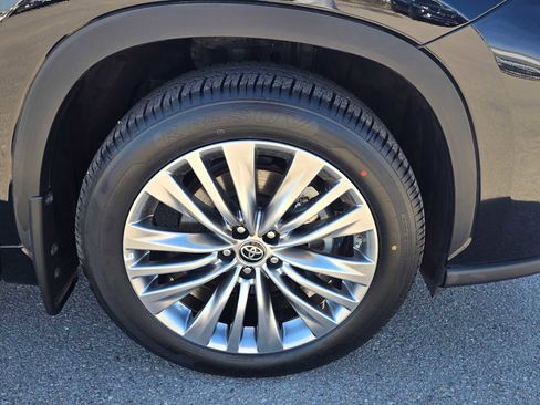 Used 2024 Toyota Highlander Platinum image 9
