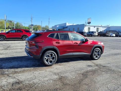 Used 2025 Chevrolet Trax LT w/ LT Convenience Package FWD image 17