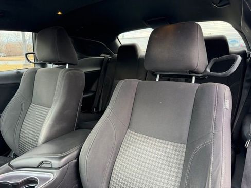 Used 2015 Dodge Challenger SXT image 13