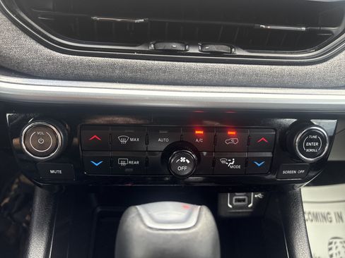 Used 2023 Jeep Compass Latitude AWD/4WD image 19