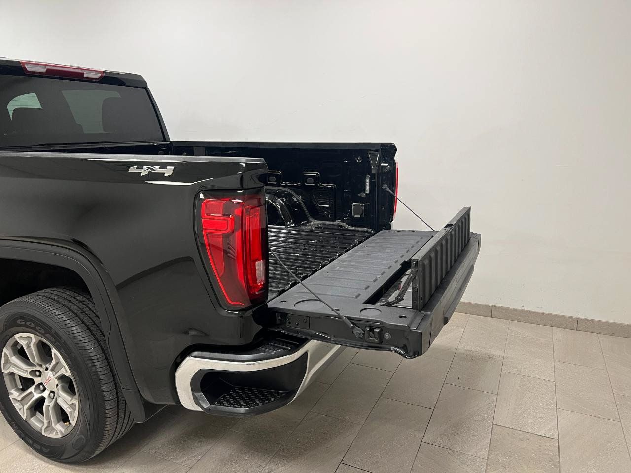 Used 2025 GMC Sierra 1500 SLT AWD/4WD image 22