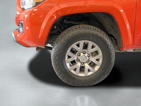 Used 2018 Toyota Tacoma SR5 AWD/4WD image 24