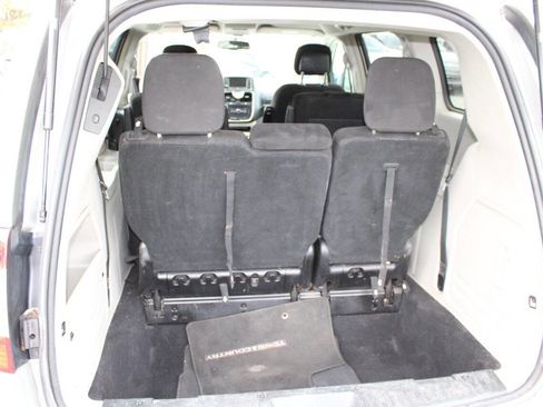 Used 2012 Chrysler Town & Country Touring FWD image 22
