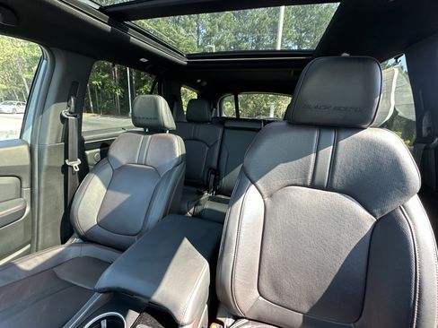 Used 2025 Honda Pilot Black Edition image 8