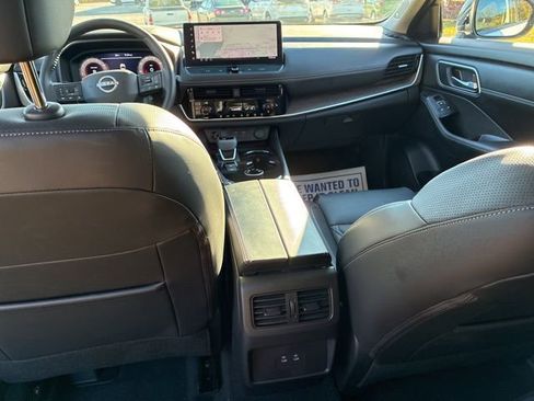 Used 2025 Nissan Rogue Platinum image 11