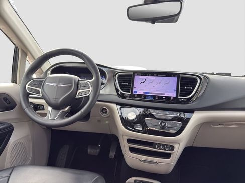 Used 2023 Chrysler Pacifica Touring-L FWD image 14