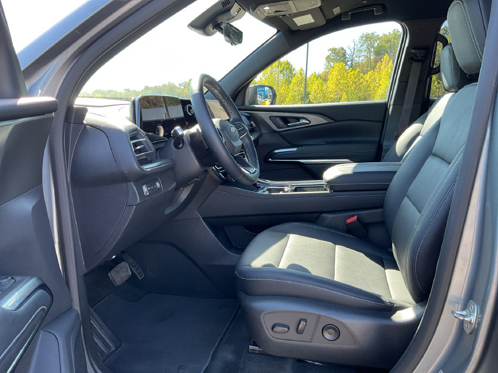 Used 2026 Chevrolet Traverse LT w/ Driver Confidence Package AWD/4WD image 14