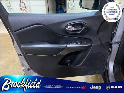 Used 2019 Jeep Cherokee Latitude Plus w/ Cold Weather Group AWD/4WD image 16