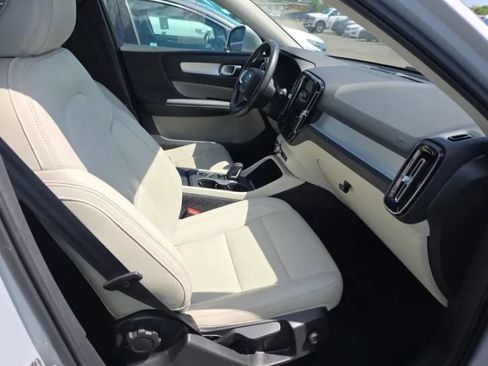 Used 2021 Volvo XC40 T4 Momentum FWD image 7
