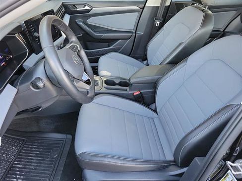 Used 2025 Volkswagen Jetta SE image 3