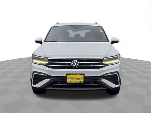 Used 2024 Volkswagen Tiguan SE image 2